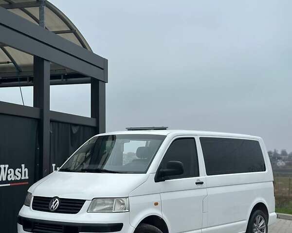 Белый Фольксваген Мультиван, объемом двигателя 1.9 л и пробегом 300 тыс. км за 6999 $, фото 1 на Automoto.ua