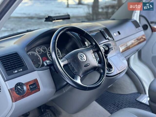 Белый Фольксваген Мультиван, объемом двигателя 2.5 л и пробегом 200 тыс. км за 13999 $, фото 15 на Automoto.ua