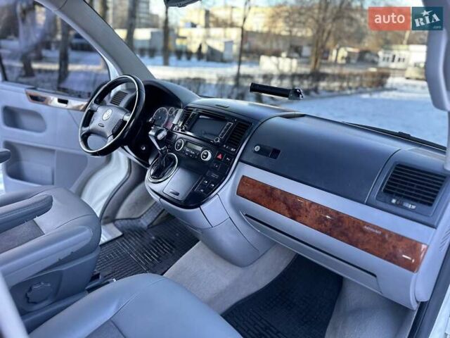 Белый Фольксваген Мультиван, объемом двигателя 2.5 л и пробегом 200 тыс. км за 13999 $, фото 26 на Automoto.ua
