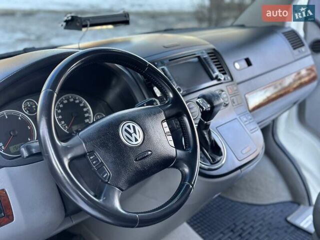 Белый Фольксваген Мультиван, объемом двигателя 2.5 л и пробегом 200 тыс. км за 13999 $, фото 18 на Automoto.ua