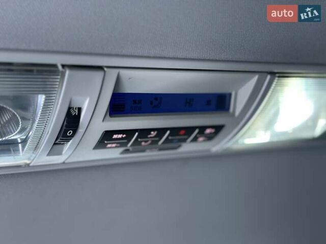 Белый Фольксваген Мультиван, объемом двигателя 2.5 л и пробегом 200 тыс. км за 13999 $, фото 44 на Automoto.ua