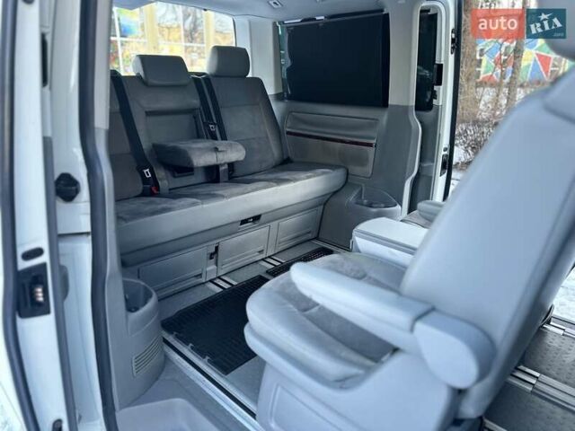 Белый Фольксваген Мультиван, объемом двигателя 2.5 л и пробегом 200 тыс. км за 13999 $, фото 23 на Automoto.ua