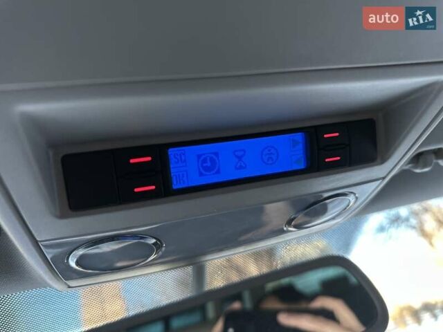 Белый Фольксваген Мультиван, объемом двигателя 2.5 л и пробегом 200 тыс. км за 13999 $, фото 48 на Automoto.ua