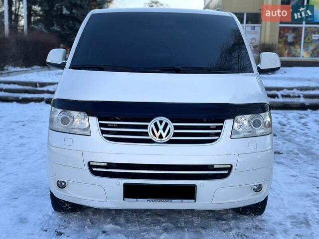 Белый Фольксваген Мультиван, объемом двигателя 2.5 л и пробегом 200 тыс. км за 13999 $, фото 1 на Automoto.ua