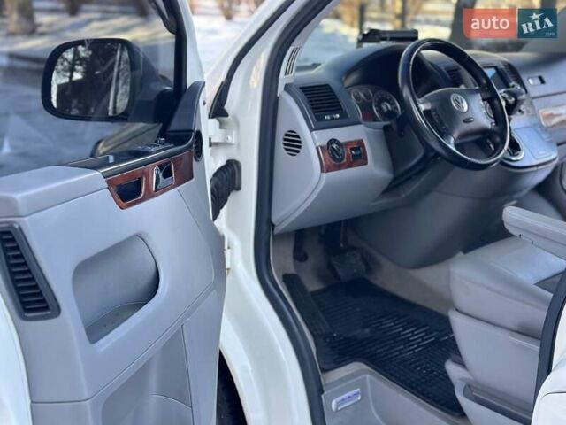 Белый Фольксваген Мультиван, объемом двигателя 2.5 л и пробегом 200 тыс. км за 13999 $, фото 13 на Automoto.ua