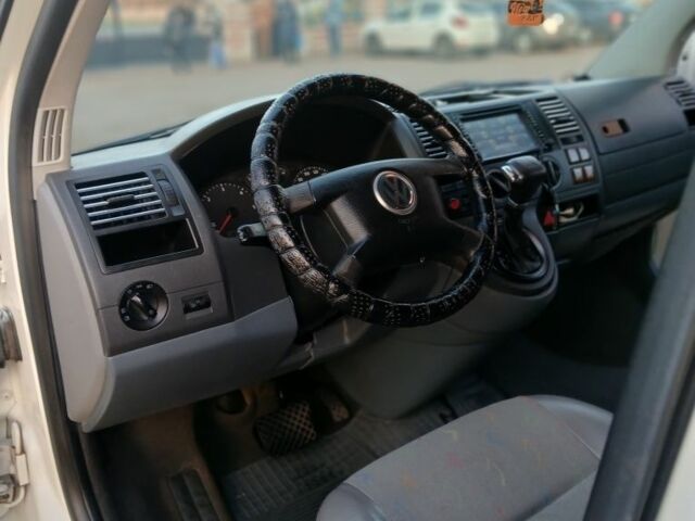 Фольксваген Мультиван 2008 в Нежине на Automoto.ua Белый Фольксваген Мультиван, объемом двигателя 2.5 л и пробегом 330 тыс. км за 10000 $, фото 7 на Automoto.ua