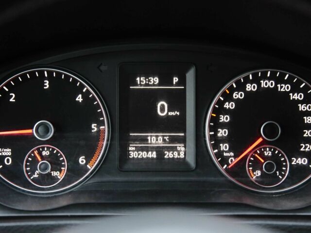 Белый Фольксваген Мультиван, объемом двигателя 2 л и пробегом 302 тыс. км за 23700 $, фото 17 на Automoto.ua