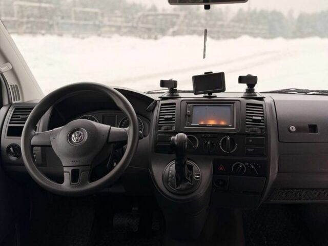 Белый Фольксваген Мультиван, объемом двигателя 2 л и пробегом 437 тыс. км за 13456 $, фото 4 на Automoto.ua