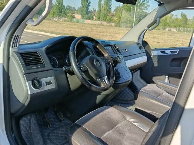 Белый Фольксваген Мультиван, объемом двигателя 2 л и пробегом 274 тыс. км за 15000 $, фото 12 на Automoto.ua