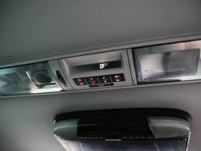 Белый Фольксваген Мультиван, объемом двигателя 2 л и пробегом 302 тыс. км за 23700 $, фото 14 на Automoto.ua