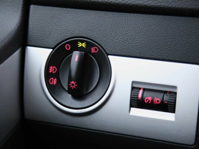 Белый Фольксваген Мультиван, объемом двигателя 2 л и пробегом 302 тыс. км за 23700 $, фото 21 на Automoto.ua