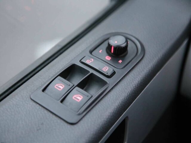 Белый Фольксваген Мультиван, объемом двигателя 2 л и пробегом 302 тыс. км за 23700 $, фото 22 на Automoto.ua