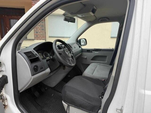 Белый Фольксваген Мультиван, объемом двигателя 2 л и пробегом 197 тыс. км за 7400 $, фото 6 на Automoto.ua