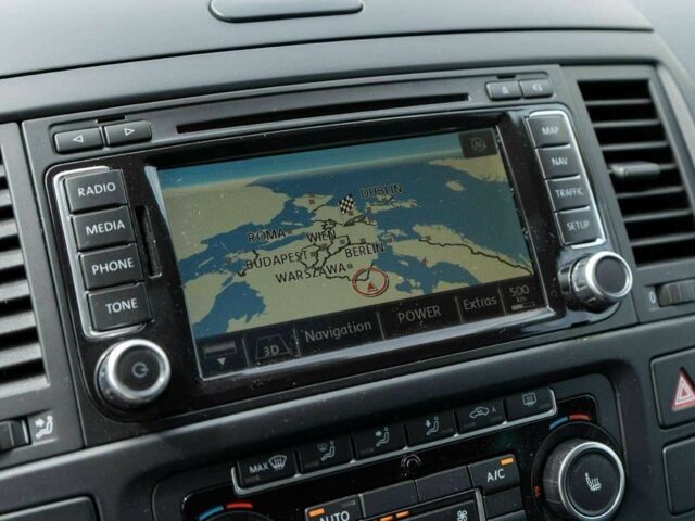 Белый Фольксваген Мультиван, объемом двигателя 2 л и пробегом 175 тыс. км за 9700 $, фото 12 на Automoto.ua