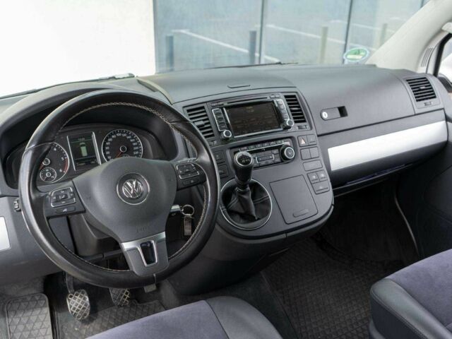 Белый Фольксваген Мультиван, объемом двигателя 2 л и пробегом 175 тыс. км за 9700 $, фото 11 на Automoto.ua