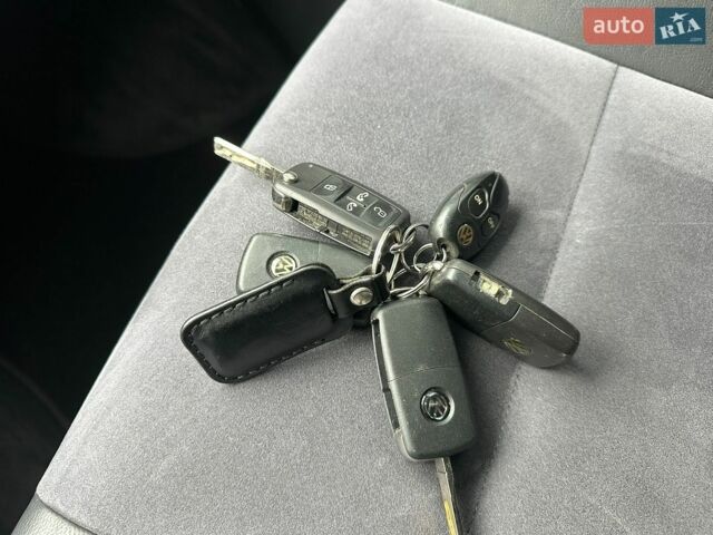 Білий Фольксваген Мультиван, об'ємом двигуна 1.98 л та пробігом 207 тис. км за 28900 $, фото 1 на Automoto.ua