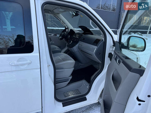 Белый Фольксваген Мультиван, объемом двигателя 2 л и пробегом 221 тыс. км за 26500 $, фото 65 на Automoto.ua