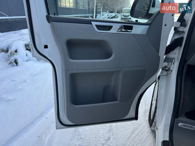 Белый Фольксваген Мультиван, объемом двигателя 2 л и пробегом 221 тыс. км за 26500 $, фото 47 на Automoto.ua