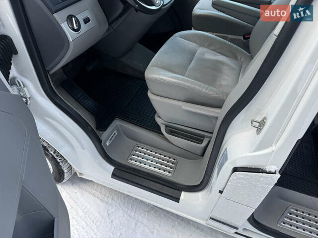 Белый Фольксваген Мультиван, объемом двигателя 2 л и пробегом 221 тыс. км за 26500 $, фото 45 на Automoto.ua