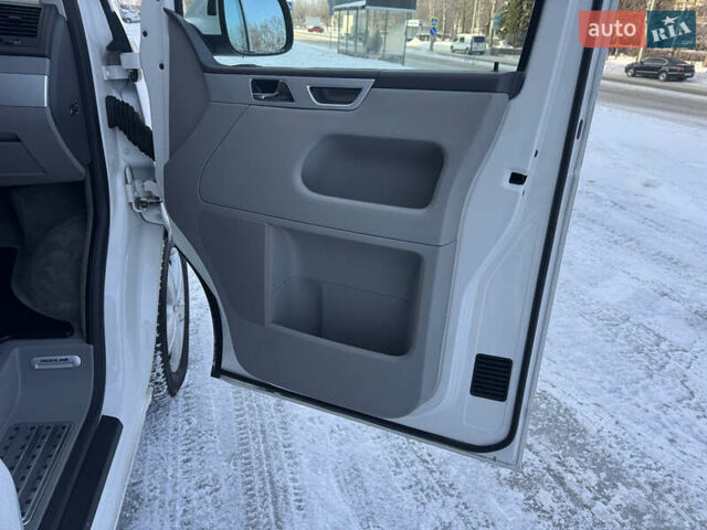 Белый Фольксваген Мультиван, объемом двигателя 2 л и пробегом 221 тыс. км за 26500 $, фото 70 на Automoto.ua