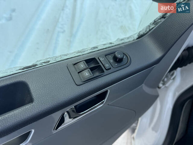 Белый Фольксваген Мультиван, объемом двигателя 2 л и пробегом 221 тыс. км за 26500 $, фото 48 на Automoto.ua