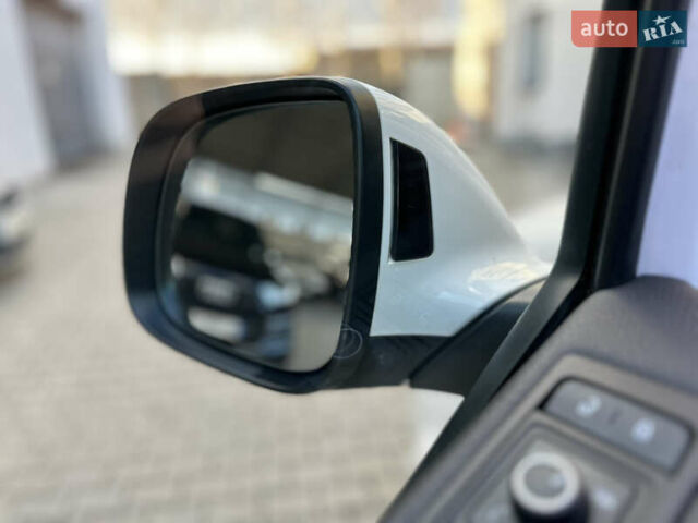 Белый Фольксваген Мультиван, объемом двигателя 2 л и пробегом 230 тыс. км за 36900 $, фото 14 на Automoto.ua