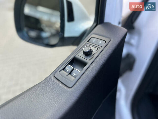 Белый Фольксваген Мультиван, объемом двигателя 2 л и пробегом 230 тыс. км за 36900 $, фото 13 на Automoto.ua