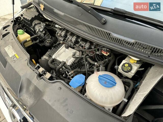 Белый Фольксваген Мультиван, объемом двигателя 2 л и пробегом 230 тыс. км за 36900 $, фото 36 на Automoto.ua