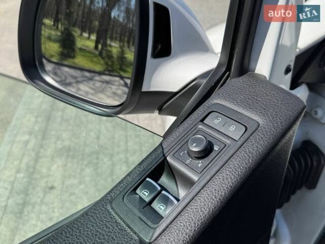 Білий Фольксваген Мультиван, об'ємом двигуна 1.97 л та пробігом 359 тис. км за 28000 $, фото 38 на Automoto.ua