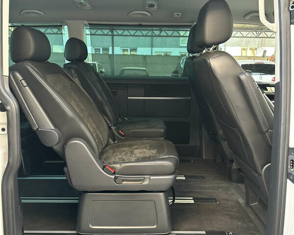 Белый Фольксваген Мультиван, объемом двигателя 2 л и пробегом 230 тыс. км за 36900 $, фото 24 на Automoto.ua