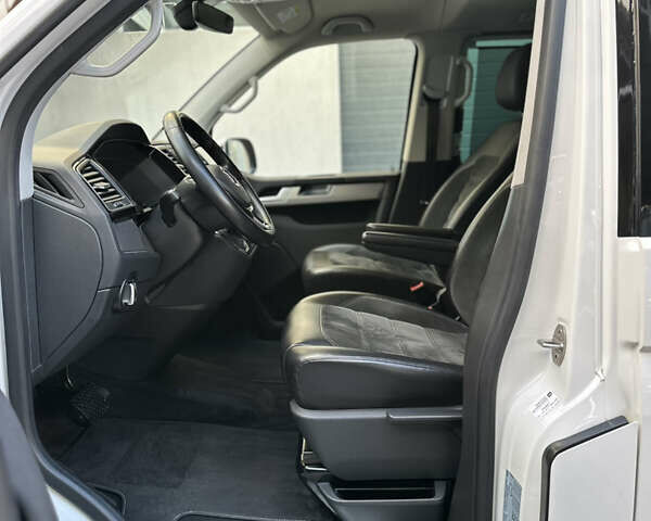 Белый Фольксваген Мультиван, объемом двигателя 2 л и пробегом 230 тыс. км за 36900 $, фото 15 на Automoto.ua