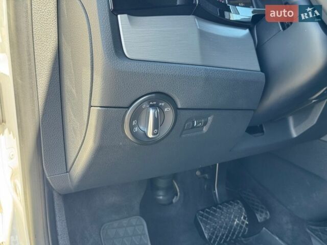 Белый Фольксваген Мультиван, объемом двигателя 2 л и пробегом 195 тыс. км за 39900 $, фото 15 на Automoto.ua