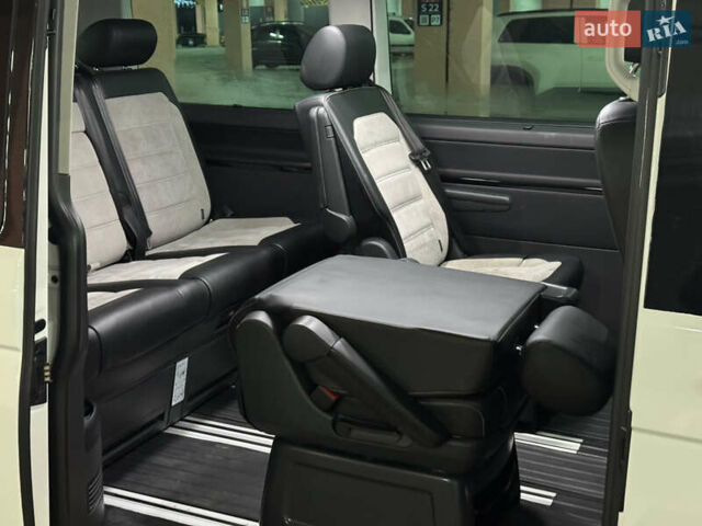 Белый Фольксваген Мультиван, объемом двигателя 2 л и пробегом 204 тыс. км за 42700 $, фото 22 на Automoto.ua