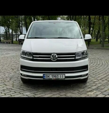 Белый Фольксваген Мультиван, объемом двигателя 2 л и пробегом 200 тыс. км за 43000 $, фото 1 на Automoto.ua