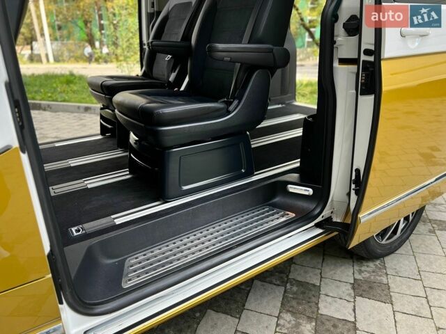 Білий Фольксваген Мультиван, об'ємом двигуна 2 л та пробігом 150 тис. км за 42999 $, фото 43 на Automoto.ua
