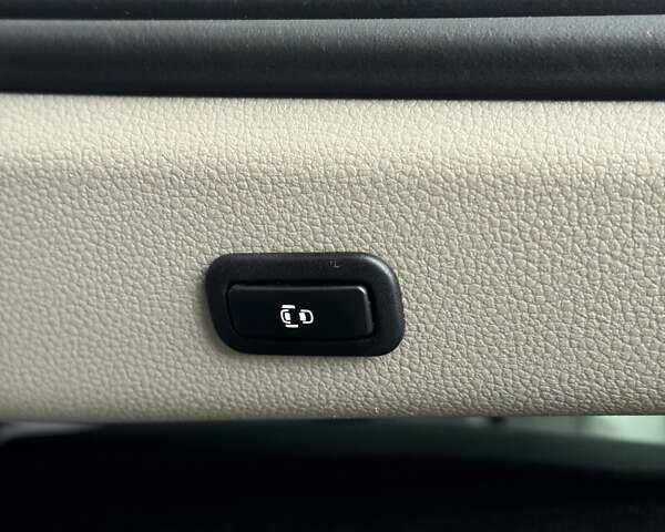 Белый Фольксваген Мультиван, объемом двигателя 2 л и пробегом 97 тыс. км за 67900 $, фото 38 на Automoto.ua