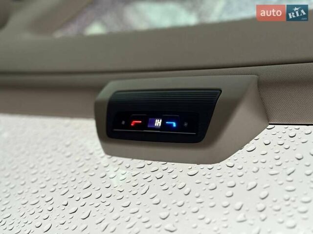 Белый Фольксваген Мультиван, объемом двигателя 2 л и пробегом 97 тыс. км за 67900 $, фото 32 на Automoto.ua