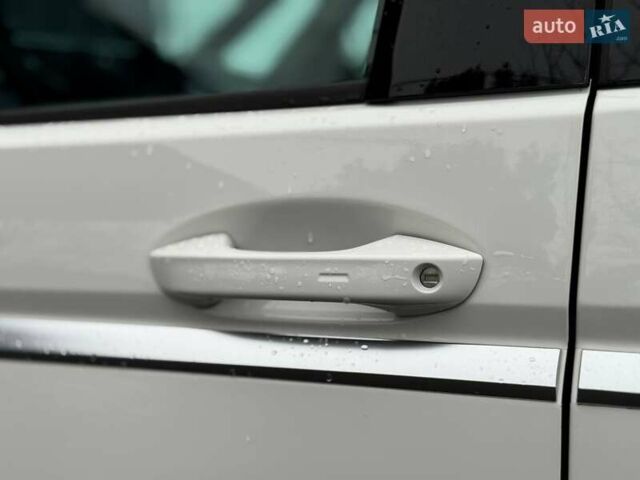 Белый Фольксваген Мультиван, объемом двигателя 2 л и пробегом 97 тыс. км за 67900 $, фото 13 на Automoto.ua