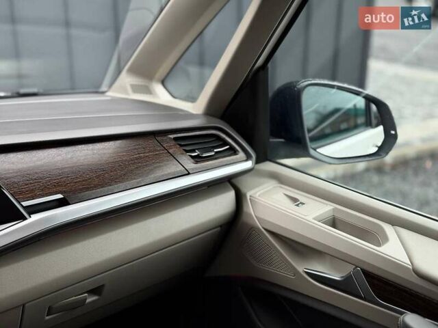 Белый Фольксваген Мультиван, объемом двигателя 2 л и пробегом 97 тыс. км за 67900 $, фото 26 на Automoto.ua