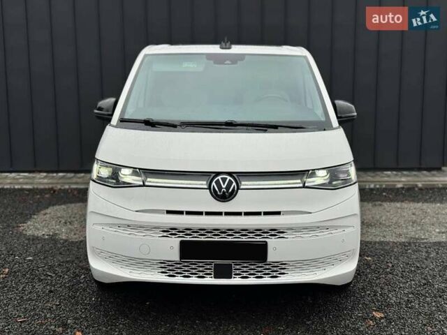 Белый Фольксваген Мультиван, объемом двигателя 2 л и пробегом 97 тыс. км за 67900 $, фото 1 на Automoto.ua