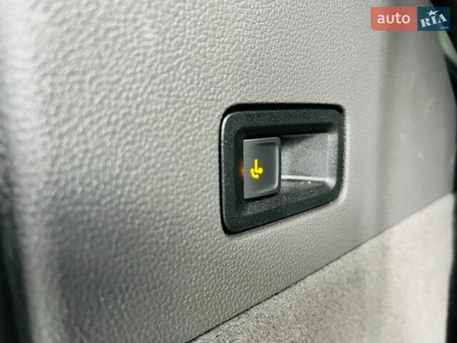 Білий Фольксваген Мультиван, об'ємом двигуна 1.98 л та пробігом 11 тис. км за 92000 $, фото 88 на Automoto.ua