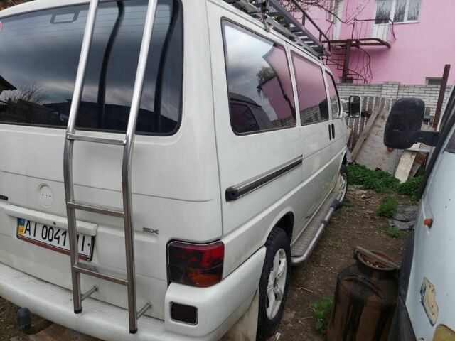 Белый Фольксваген Мультиван, объемом двигателя 2.4 л и пробегом 10 тыс. км за 8200 $, фото 1 на Automoto.ua