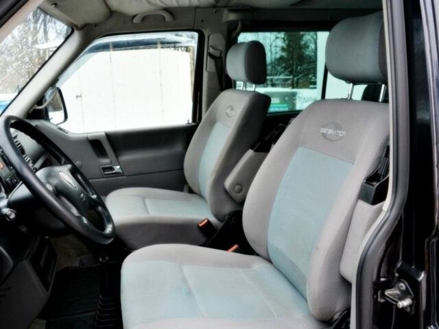 Черный Фольксваген Мультиван, объемом двигателя 2.5 л и пробегом 296 тыс. км за 2100 $, фото 6 на Automoto.ua