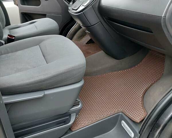 Черный Фольксваген Мультиван, объемом двигателя 2.5 л и пробегом 309 тыс. км за 10000 $, фото 23 на Automoto.ua