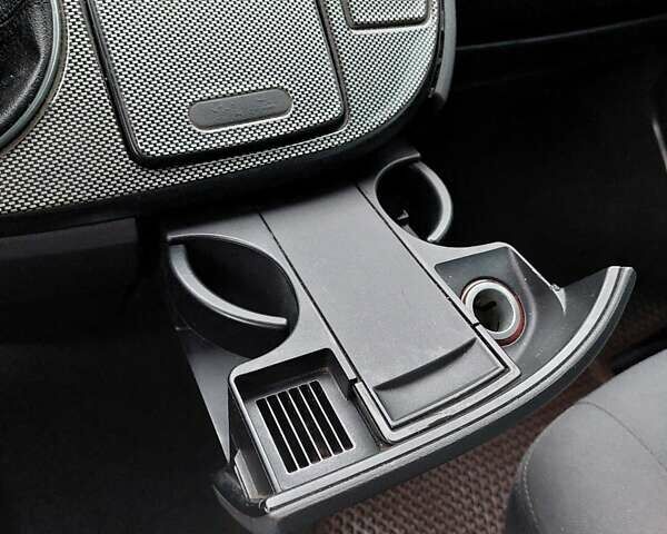 Черный Фольксваген Мультиван, объемом двигателя 2.5 л и пробегом 309 тыс. км за 10000 $, фото 37 на Automoto.ua