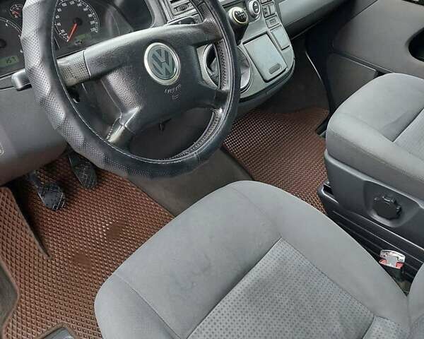 Черный Фольксваген Мультиван, объемом двигателя 2.5 л и пробегом 309 тыс. км за 10000 $, фото 27 на Automoto.ua