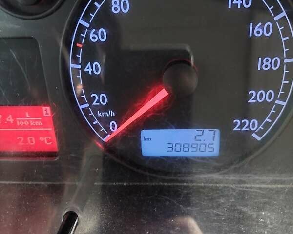 Черный Фольксваген Мультиван, объемом двигателя 2.5 л и пробегом 309 тыс. км за 10000 $, фото 30 на Automoto.ua