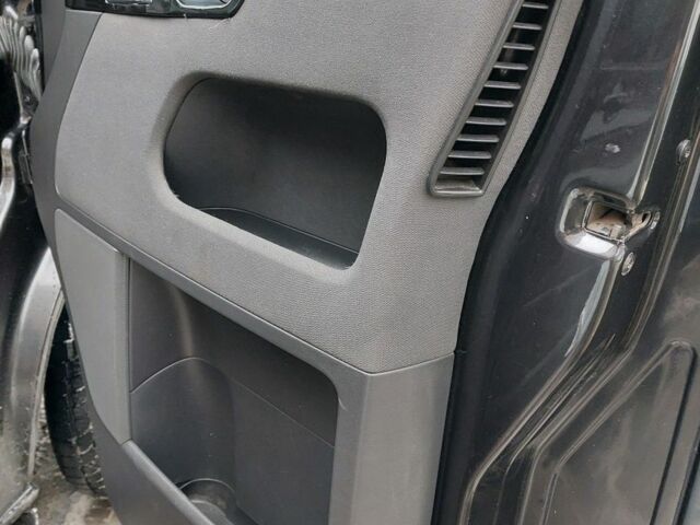 Черный Фольксваген Мультиван, объемом двигателя 2.5 л и пробегом 308 тыс. км за 10000 $, фото 19 на Automoto.ua