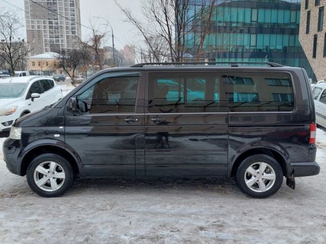 Черный Фольксваген Мультиван, объемом двигателя 2.5 л и пробегом 308 тыс. км за 10000 $, фото 2 на Automoto.ua