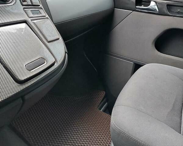 Черный Фольксваген Мультиван, объемом двигателя 2.5 л и пробегом 309 тыс. км за 10000 $, фото 31 на Automoto.ua